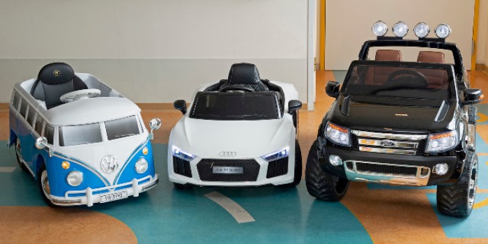 De miniatuur auto's waarin kinderen naar de OK mogen rijden. 